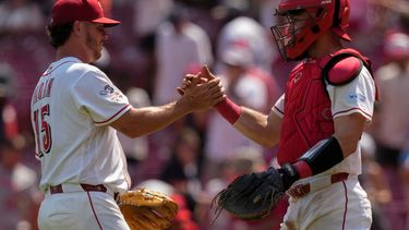 El pitcher de los Rojos de Cincinnati Emilio Pagán y el cátcher Tyler Stephenson celebran la victoria ante los Orioles de Baltimore el domingo 5 de julio del 2026. (AP Foto/Carolyn Kaster)