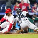 Harper anota con un regalo y Filis superan a Marlins