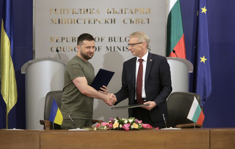 El presidente ucraniano Volodymyr Zelenskyy, izquierda, estrecha la mano del primer ministro búlgaro Nikolay Denkov en la oficina del Consejo de Ministros en Sofía, Bulgaria, jueves 6 de julio de 2023. Zelenskyy realiza una visita oficial de un día a Bulgaria. (AP Foto/Valentina Petrova)