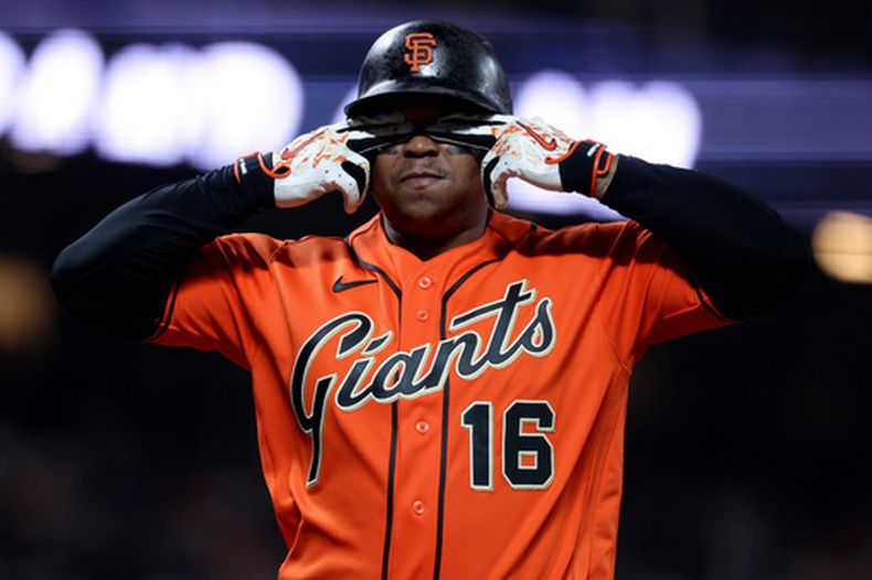 Rafael Devers, de los Gigantes de San Francisco, hace un gesto de celebración después de batear un grand slam durante la quinta entrada del juego de béisbol de Grandes Ligas contra los Padres de San Diego, el viernes 11 de septiembre de 2026, en San Francisco. (AP Foto/Jed Jacobsohn)