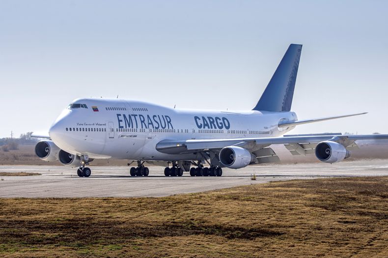 El avión Boeing 747 que era operado por la empresa venezolana Emtrasur, en la pista de aterrizaje de Córdoba, Argentina, el 6 de junio de 2022. (Foto AP /Sebastian Borsero)
