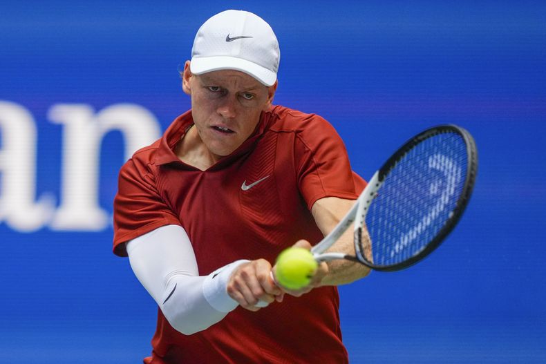 El italiano Jannik Sinner regresa una bola en el encuentro de primera ronda del Abierto de Estados Unidos ante el checo Vit Kopriva el martes 26 de agosto del 2025. (AP Foto/Yuki Iwamura)