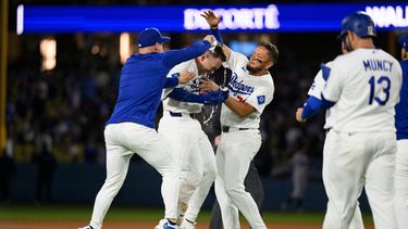 Dalton Rushing, centro, de los Dodgers de Los Ángeles, celebra su sencillo decisivo con Kike Hernandez, izquierda, y Miguel Rojas durante la undéxima entrada del juego de béisbol de Grandes Ligas contra los Rockies de Colorado, el lunes 6 de julio de 2026, en Los Ángeles. (AP Foto/Kyusung Gong)