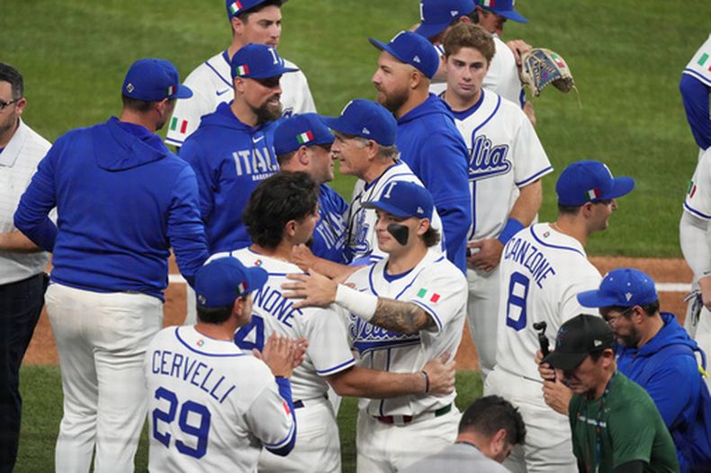 El equipo italiano se consuela tras perder contra Venezuela en la semifinal del Clásico Mundial de Béisbol, el lunes 16 de marzo de 2026, en Miami. (Foto AP/Lynne Sladky)