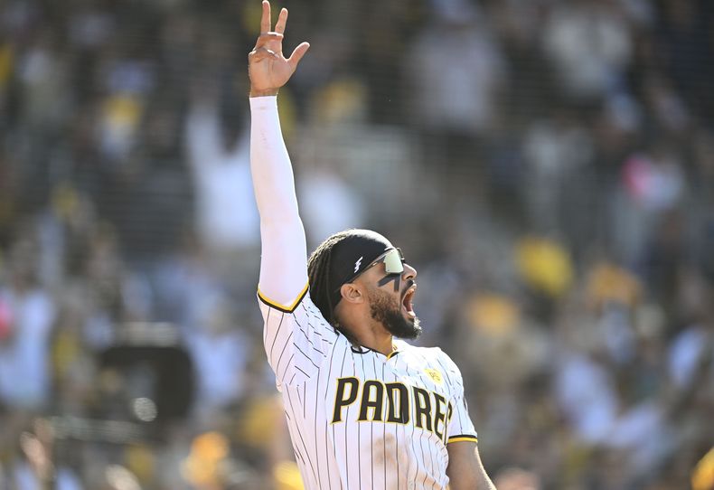 El dominicano Fernando Tatis, de los Padres de San Diego, festeja la entrada de una carrera ante los Gigantes de San Francisco, el jueves 28 de marzo de 2024 (AP Foto/Denis Poroy)