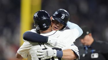 Spencer Torkelson, de los Tigres de DEtroit, es felicitado por su compañero, el dominicano Wenceel Pérez, luego de batear un jonrón de dos carreras ante los Rays de Tampa Bay, el miércoles 25 de septiembre de 2024 (AP Foto/Carlos Osorio)