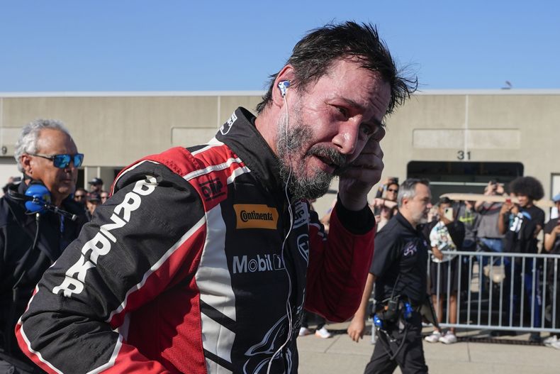 Keanu Reeves conduce durante la carrera automovilística GR Cup Series en el Indianapolis Motor Speedway, el sábado 5 de octubre de 2024, en Indianápolis. (Foto AP/Darron Cummings)