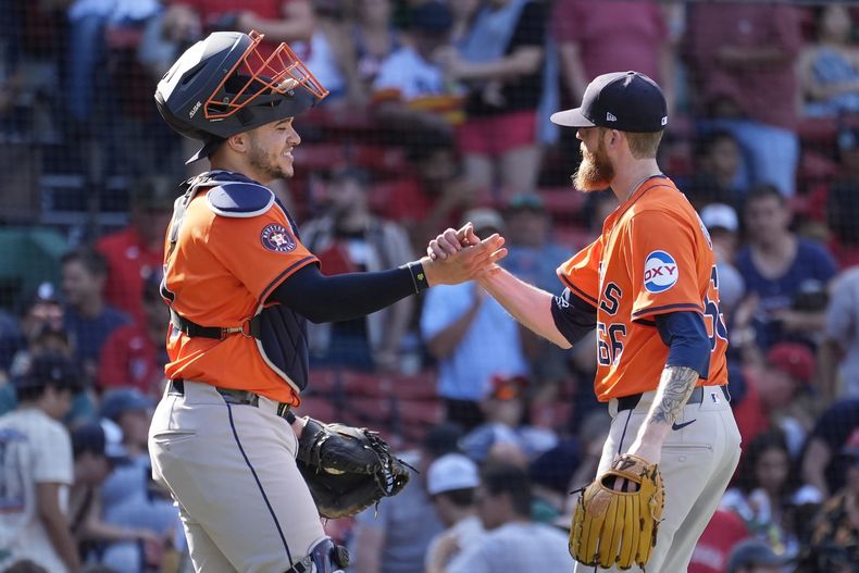 El lanzador de los Astros de Houston, Shawn Dubin (66), celebra con el receptor Yainer Díaz después de derrotar a los Medias Rojas de Boston el domingo 11 de agosto de 2024, en Boston. (AP Foto/Michael Dwyer)