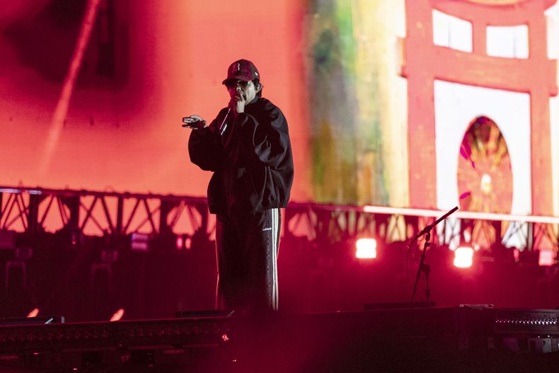 El cantante puertorriqueño Chencho Corleone durante su concierto en el Coca-Cola Flow Fest en la Ciudad de México el domingo 24 de noviembre de 2024. (Foto AP/Félix Márquez)