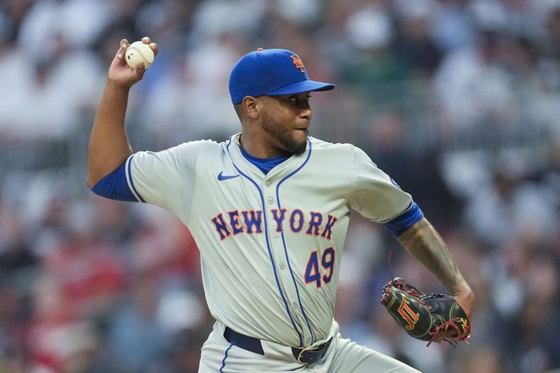 Julio Teherán, lanzador colombiano de los Mets de Nueva York, enfrenta a los Bravos de Atlanta en el juego del lunes 8 de abril de 2024 (AP Foto/John Bazemore)