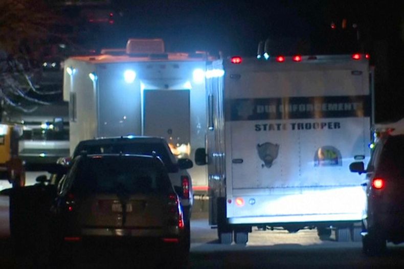 En esta captura de video, se ve a personal de los servicios de emergencia en la escena donde cayó un helicóptero policial en Flagstaff, Arizona, la noche del 4 al 5 de febrero de 2026. (ABC15 Arizona vía AP)