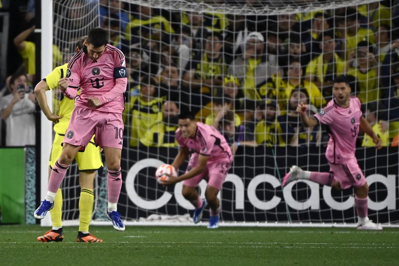 El argentino Lionel Messi festeja luego de anotar por el Inter Miami ante Nashville en el encuentro de ida de la Liga de Campeones de la CONCACAF, disputado el jueves 7 de marzo de 2024 (AP Foto/Mark Zaleski)