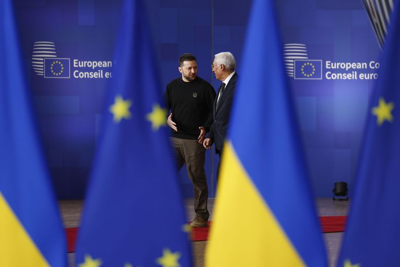 El presidente ucraniano Volodymyr Zelenskyy (izq) con el presidente del Consejo Europeo Antonio Costa en Bruselas el 19 de diciembre del 2024. (AP foto/Geert Vanden Wijngaert)