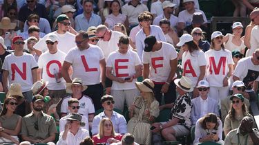 Seguidores de Novak Djokovic lo alientan en un duelo de Wimbledon, el domingo 5 de julio de 2026, ante el ruso Roman Saffiullin (AP Foto/Brian Inganga)