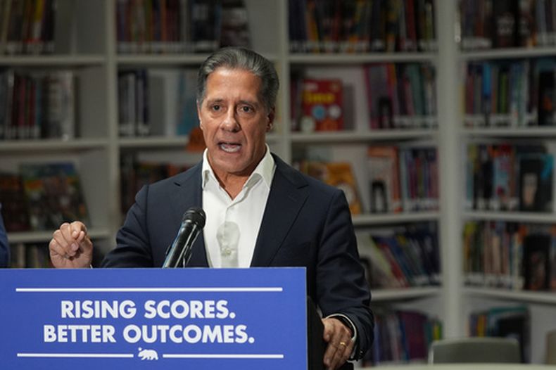 Alberto Carvalho, superintendente del Distrito Escolar de Los Ángeles, en esa ciudad el 9 de octubre del 2025. (AP foto/Damian Dovarganes)