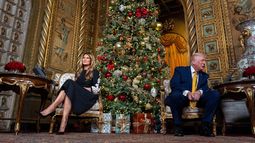 El presidente de EEUU, Donald Trump, y la primera dama Melania Trump durante una llamada de la Operación Rastrea a Santa Claus del NORAD (Comando de Defensa Aeroespacial de América del Norte) en su club Mar-a-Lago, el miércoles 24 de diciembre de 2025, en Palm Beach, Florida. (AP Foto/Alex Brandon)