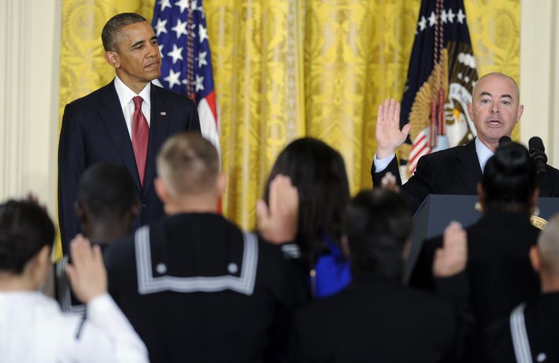 Presidente Barack Obama observa al subsecretario de Seguridad Nacional Alejandro Mayorkas quien toma juramento a los nuevos ciudadanos en una ceremonia de naturalizaci&oacute;n para soldados y civiles en la Casa Blanca, Washington, 4 de julio de 2014. Oba