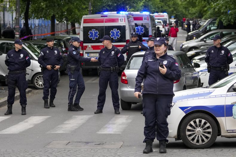 Policías cortan las calles en torno a la escuela Vladislav Ribnikar en Belgrado, Serbia, el miércoles 3 de mayo de 2023. Un adolescente abrió fuego el miércoles en una escuela en el centro de Belgrado y provocó varios heridos, según indicó la policía serbia. (AP Foto/Darko Vojinovic)