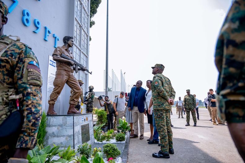 El jefe militar ugandés general Muhoozi Kainerugaba devela un monumento a Yoni Netanyahu, el comando israelí que encabezó la unidad que rescató a rehenes, en el Aeropuerto Internacional de Entebbe en Uganda, el 1 de agosto del 2026. (Departamento de Prensa de las Fuerzas de Defensa de Uganda, via AP)