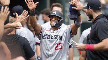 Royce Lewis de los Mellizos de Minnesota celebra con sus compañeros tras anotar en la décima entrada ante los Tigres de Detroit el domingo 25 de junio del 2023. (AP Foto/Paul Sancya)