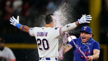 El dominicano Ezequiel Durán, de los Rangers de Texas, es empapado por el mexicano Alejandro Osuna, tras el triunfo sobre los Gigantes de San Francisco en el juego del martes 4 de agosto de 2026 (AP Foto/Tony Gutierrez)