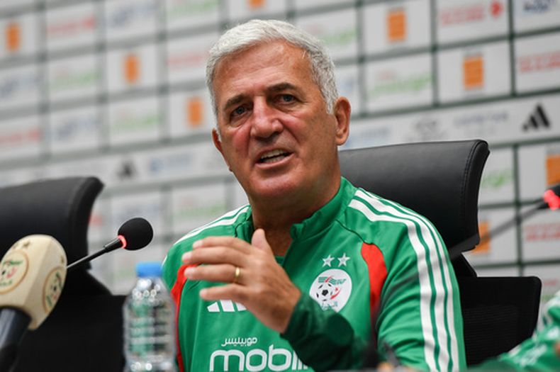 Vladimir Petković, entrenador de la selección de Argelia, habla en conferencia de prensa, en en Argel, Argelia, el domingo 31 de mayo de 2026. (Foto AP/Fateh Guidoum)