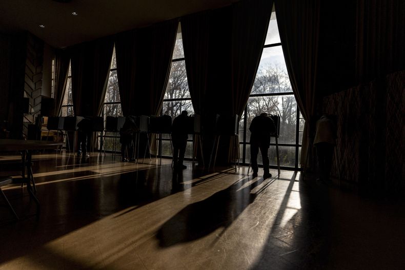 Los votantes rellenan sus papeletas en un colegio electoral de la First Presbyterian Church of Dearborn, el día de las elecciones, martes 5 de noviembre de 2024, en Dearborn, Michigan. (AP Foto/David Goldman)