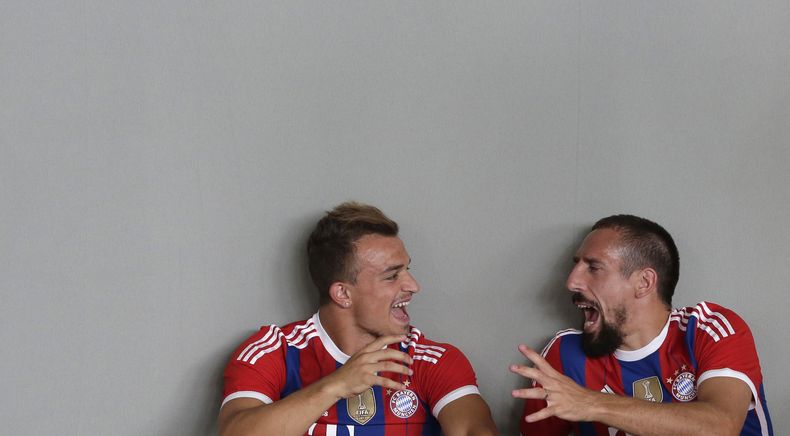 El jugador de Bayern Munich, Franck Ribery, derecha, bromea con su compa&ntilde;ero Xherdan Shaqiri durante la foto oficial del club el s&aacute;bado, 9 de agosto de 2014, en Munich, Alemania. (AP Photo/Matthias Schrader)