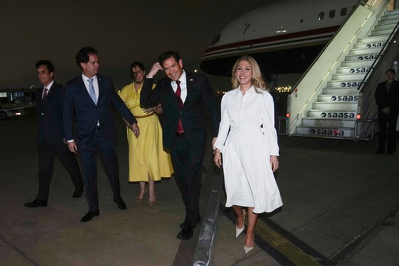 El secretario de Estado de Estados Unidos, Marco Rubio, segundo a la derecha, y su esposa, Jeanette Rubio, derecha, bajan de un avión en una base militar en Lima, Perú, el miércoles 9 de septiembre de 2026. (AP Foto/Martin Mejia, Pool)