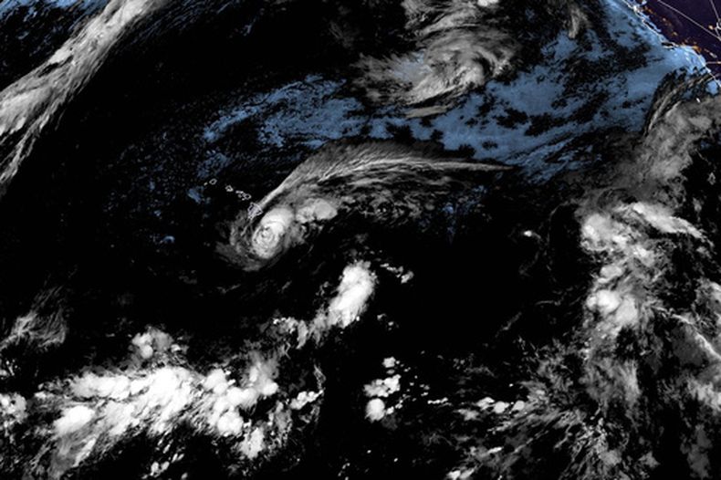 Foto satelital entregada por la agencia oceanográfica estadounidense NOAA que muestra a la tormenta tropical Lala cerca de Hawai el 15 de agosto del 2026. (NOAA via AP)