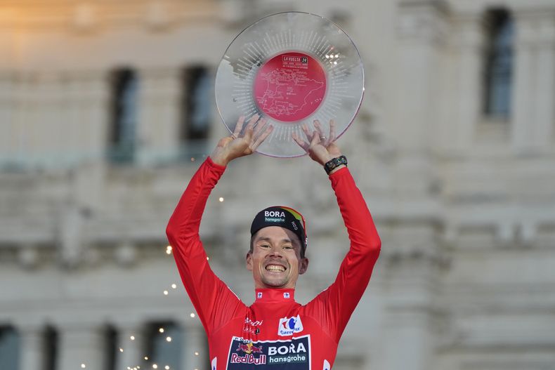 Primoz Roglic alza el trofeo de campeón de la Vuelta a España, el domingo 8 de septiembre de 2024, en Madrid. (AP Foto/Paul White)
