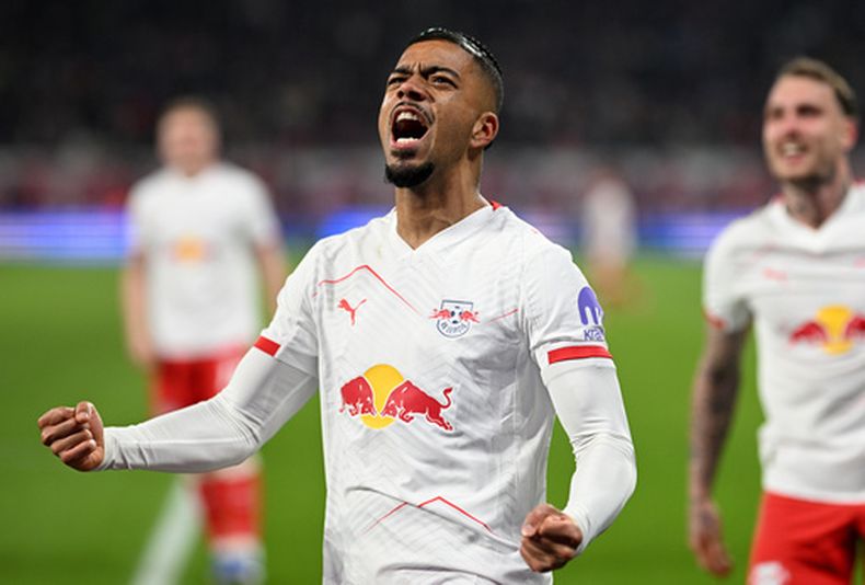 Benjamin Henrichs celebra tras anotar un gol para Leipzig en el partido contra Hoffenheim en la Bundesliga, el viernes 20 de marzo de 2026. (Julius Frick/dpa vía AP)