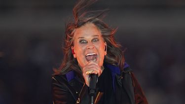 ARCHIVO - El cantante Ozzy Osbourne se presenta durante el medio tiempo de un partido de fútbol americano de la NFL entre los Rams de Los Angeles y los Bills de Buffalo en Inglewood, California, el 8 de septiembre de 2022. (Foto AP/Ashley Landis, archivo)