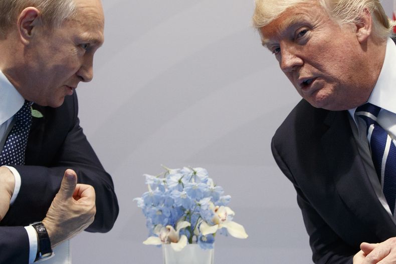 ARCHIVO – El entonces presidente de EEUU, Donald Trump, conversa con el presidente ruso Vladímir Putin en la Cumbre del G20 en Hamburgo, Alemania, el 7 de julio de 2017. (AP Foto/Evan Vucci, Archivo)