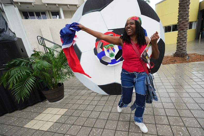 Odeline Paul baila con una bandera de Haití durante un evento del Mes del Orgullo Haitiano con la selección de fútbol de Haití, el sábado 30 de mayo de 2026, en North Miami, Florida. (AP Foto/Lynne Sladky)