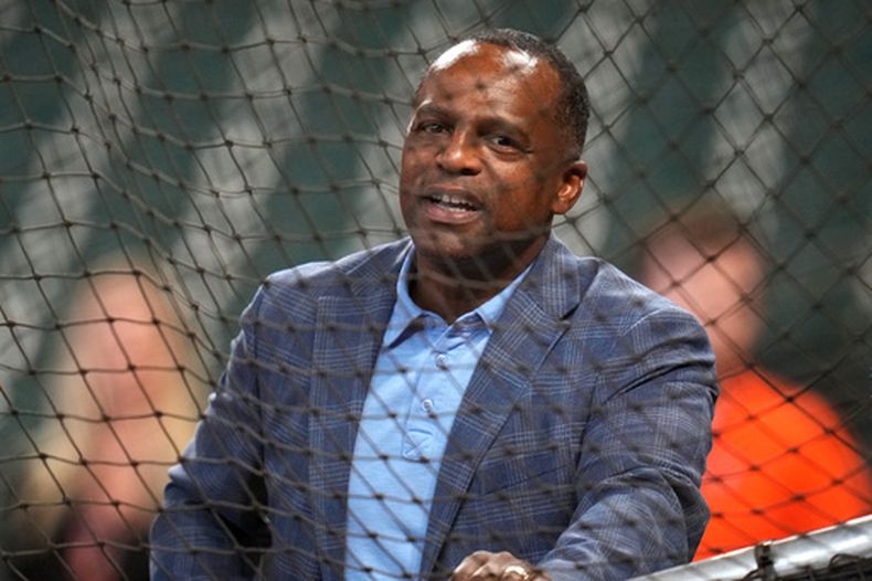 ARCHIVO - Foto del 20 de julio del 2026, el gerente general de los Astros de Houston Dana Brown durante una práctica de bateo. (AP Foto/Karen Warren, Archivo)