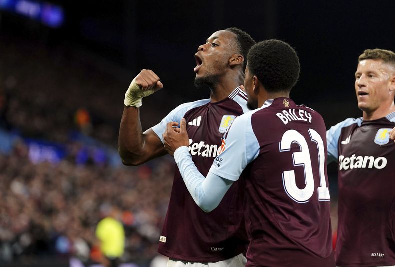 Jhon Duran, del Aston Villa, a la izquierda, celebra el segundo gol de su equipo durante el partido de fútbol de la fase inaugural de la Liga de Campeones contra el Bolonia en el Villa Park de Birmingham, Inglaterra, el martes 22 de octubre de 2024. (David Davies/PA vía AP)