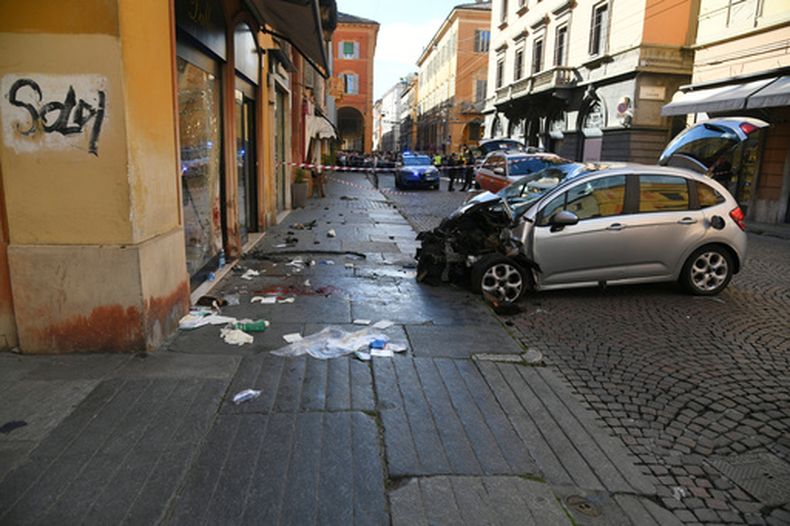 Escena posterior al atropellamiento de varias personas en una calle de Módena, Italia, el sábado 16 de mayo de 2026. (Lapresse vía AP)