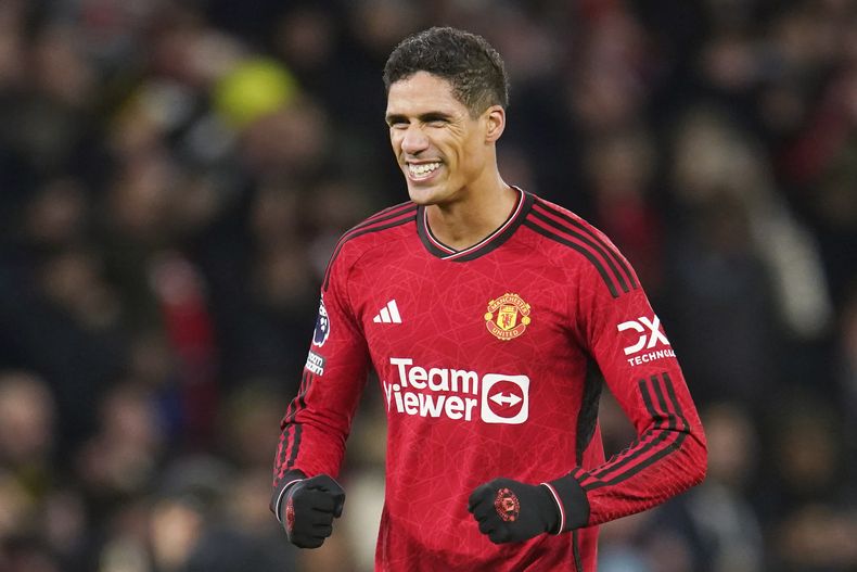 ARCHIVO - Raphael Varane del Manchester United al final de un partido de la Liga Premier ante Aston Villa, el 26 de diciembre de 2023, en Manchester. (AP Foto/Dave Thompson)