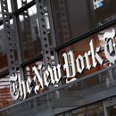 ARCHIVO - Un cartel del The New York Times se ve a la entrada de s edificio en Nueva York, el 6 de mayo de 2021. (AP Foto/Mark Lennihan, Archivo)