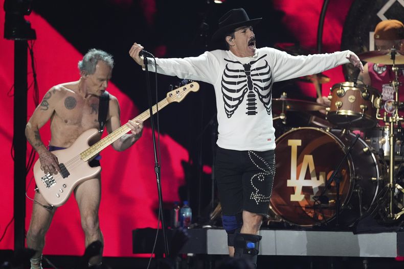 Flea, izquierda, y Anthony Kiedis de Red Hot Chili Peppers actúan durante el concierto benéfico FireAid el jueves 30 de enero de 2025 en The Forum en Inglewood, California. (Foto AP/Chris Pizzello)