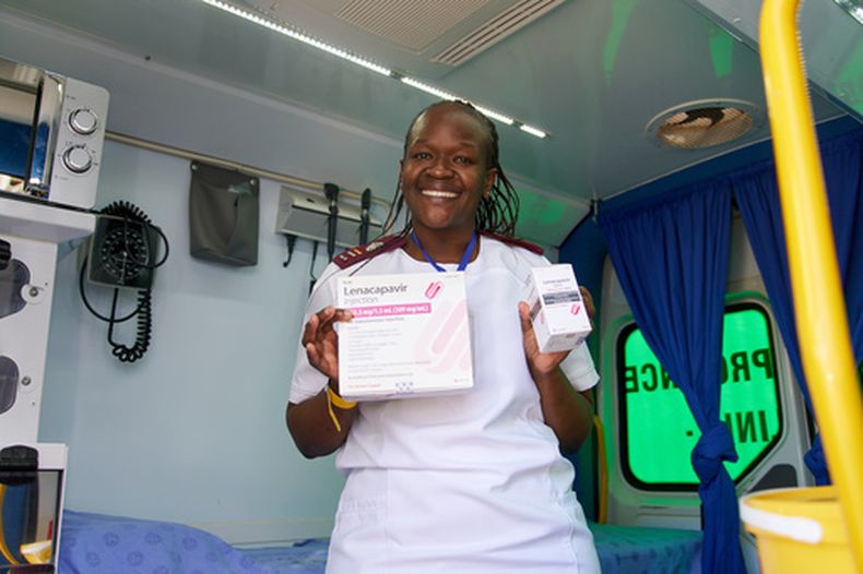 La enfermera Thandeka Shabangu sostiene cajas de Lenacapavir antes de administrárselo a un paciente en una clínica móvil en Secunda, Sudáfrica, el viernes 5 de junio de 2026. (AP Foto/Kayleen Morgan)