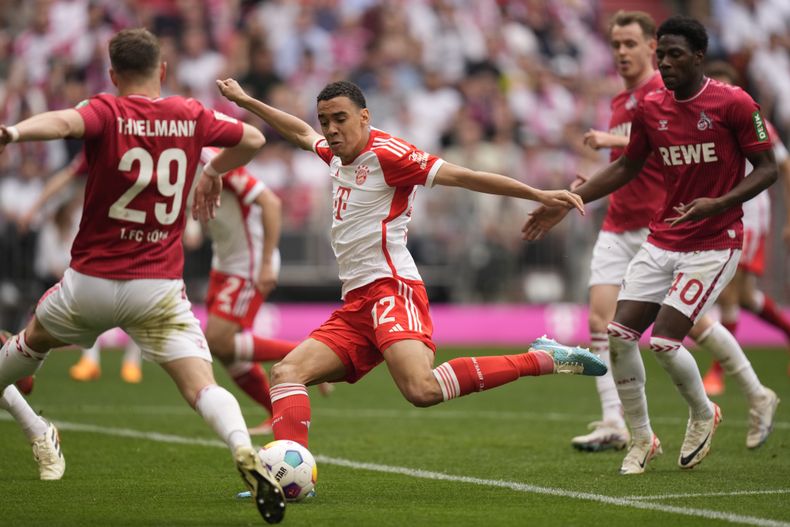 Raphael Guerreiro del Bayern Múnich remata ante Colonia en el partido de la Bundesliga, el 13 de abril de 2024. (AP Foto/Matthias Schrader)