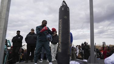 El exboxeador estadounidense Floyd Mayweather ofrece una exhibición en Harare, Zimbabue, el jueveas 13 de julio de 2023 (AP Foto/Tsvangirayi Mukwazhi)