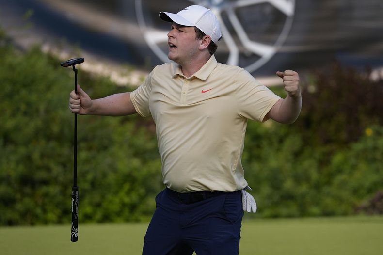 El escocés Robert MacIntyre festeja luego de lograr un putt en el hoyo 18 durante la tercera ronda del Campeonato BMW, el sábado 16 de agosto de 2025, en Owings Mills, Maryland (AP Foto/Stephanie Scarbrough)