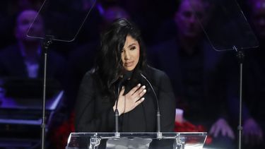 aficionados y estrellas despiden a kobe bryant en l.a.