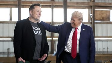 ARCHIVO – El CEO de Tesla y SpaceX, Elon Musk, izquierda, y el entonces candidato presidencial republicano y expresidente, Donald Trump, asisten a un evento de campaña en el Butler Farm Show, el 5 de octubre de 2024, en Butler, Pensilvania. (AP Foto/Alex Brandon, Archivo)