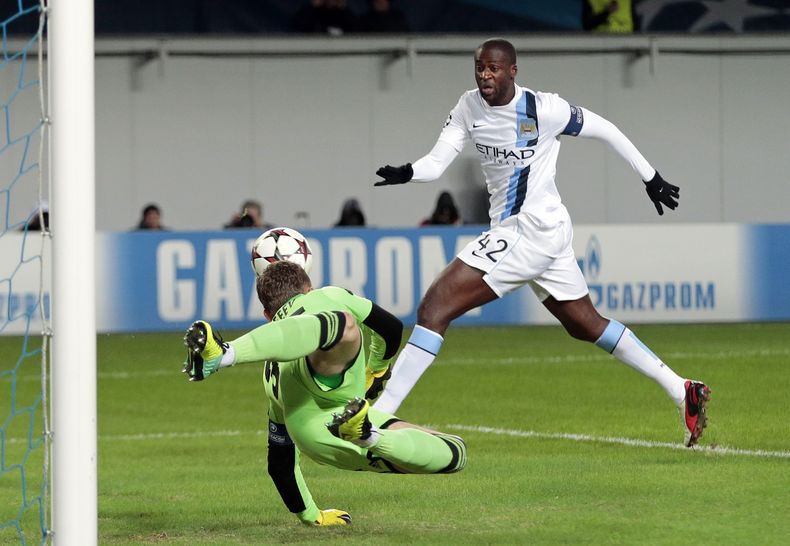 Yaya Toure, del Manchester City, observa la estirada del portero del CSKA Mosc&uacute; Igor Akinfeev durante un partido del Grupo D de la Liga de Campeones en el estadio Arena Khimki en las afueras de Mosc&uacute;, Rusia, el mi&eacute;rcoles 23 de octubre