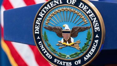 El sello del Departamento de Defensa de Estados Unidos en el podio de la sala de prensa del Pentágono en Washington, el 29 de octubre del 2024. (AP foto/Kevin Wolf)