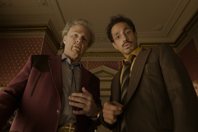 Esta imagen, difundida por Warner Bros. Pictures, muestra a Tom Cruise (izquierda) y Riz Ahmed en una escena de Digger. (Warner Bros. Pictures via AP)